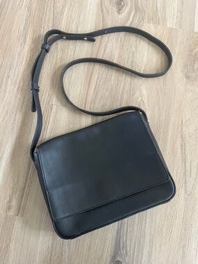 Nisolo Clara Leather Crossbody Bag